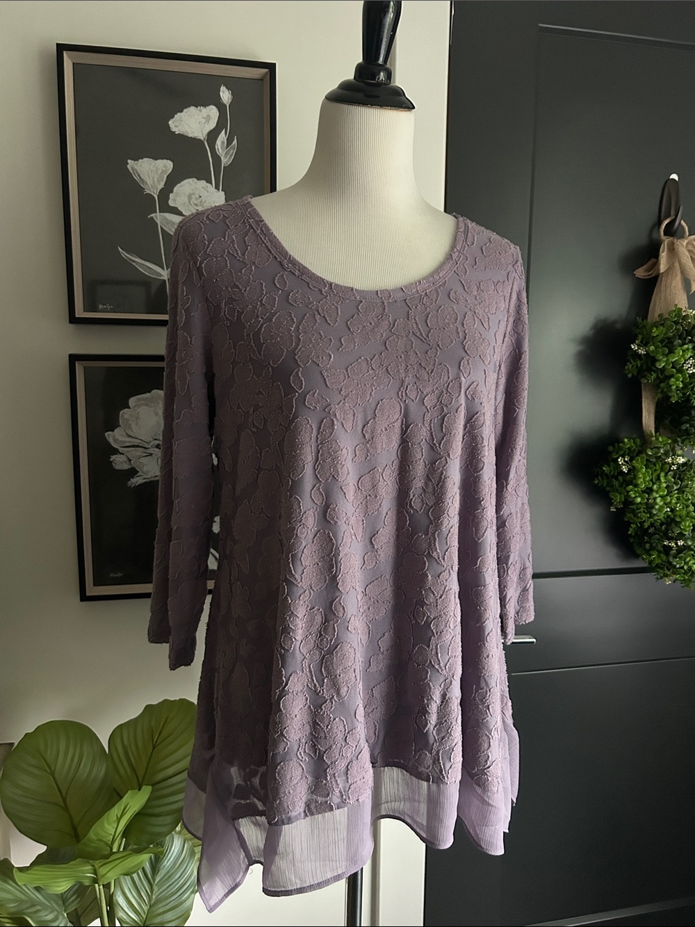 💜 M Lilac Lace Overlay 3/4 sleeve stretchy lined Tunic Top